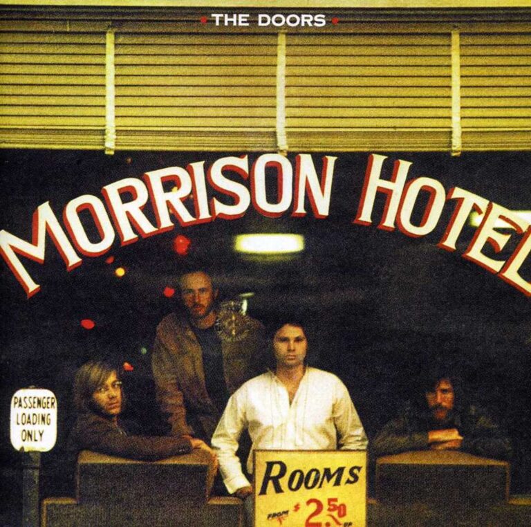 Vier Bandmitglieder sitzen hinter der Fensterfront des Morrison Hotel, gelbliches Licht, schwere Schatten, ein Schild „Rooms 2.50“, urbane Atmosphäre, leicht abgenutzte Umgebung.