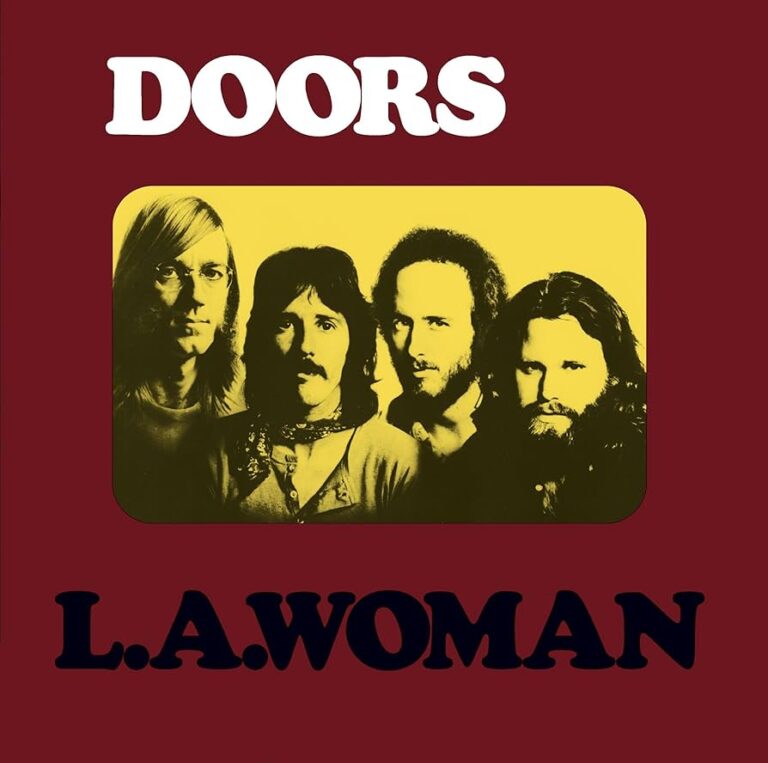 Quadratisches Cover in dunkelrotem Grundton, mittig ein gelbliches Fensterrechteck mit den vier Mitgliedern von The Doors, in warmem Licht und leicht körniger Studioatmosphäre, darüber der weiße Schriftzug „Doors“, darunter der schwarze Titel „L.A. Woman“.