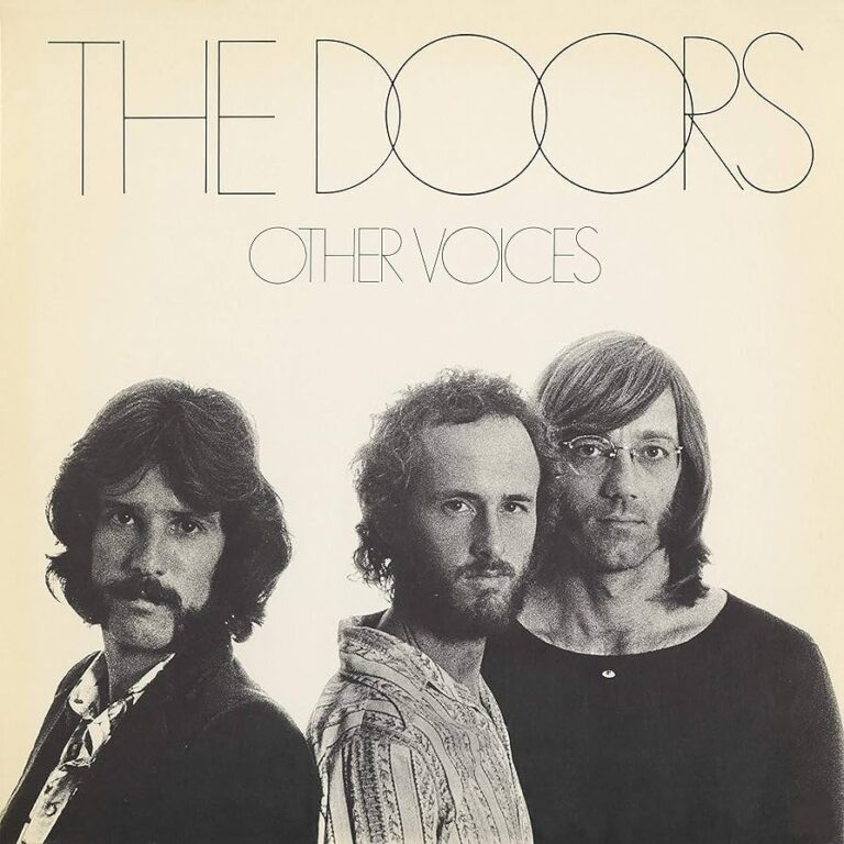 Gelblich getönte Innenaufnahme des Doors-Studios: Manzarek, Krieger und Densmore stehen im hellen Fensterrahmen, umgeben von Instrumenten, im diffusen Licht eines späten 1971er Sessions.