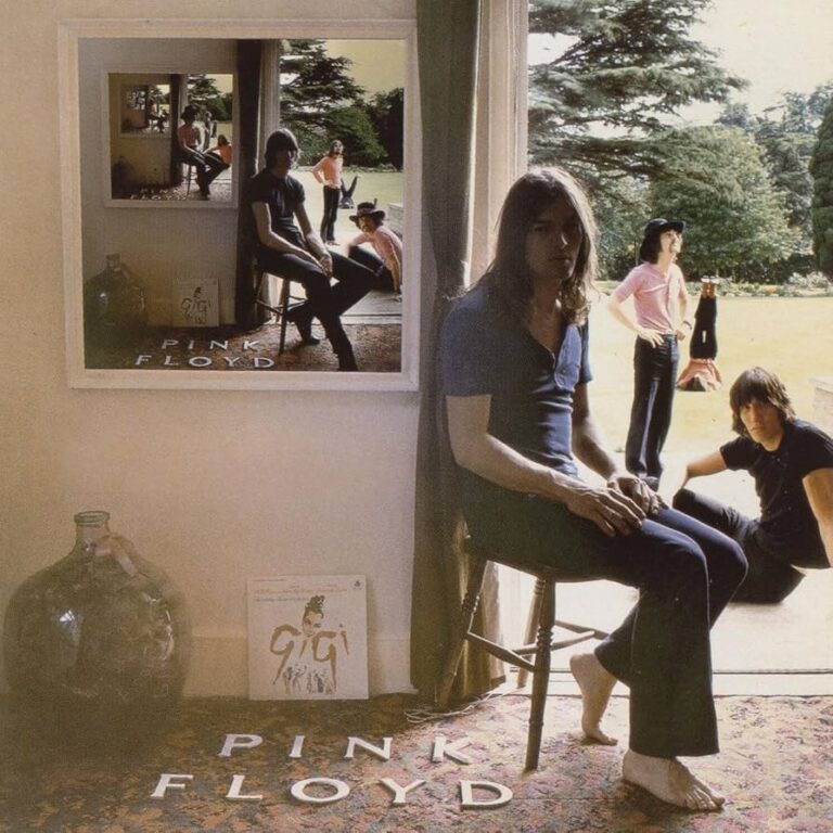 Quadratisches Albumcover von Pink Floyds Ummagumma (1969): Innenraum mit Stuhl, Teppich, Wandbild im Droste-Effekt; im geöffneten Türrahmen sitzt ein Bandmitglied, weitere stehen im sonnigen Garten; matte Farben, leicht psychedelische Mehrfachperspektive.