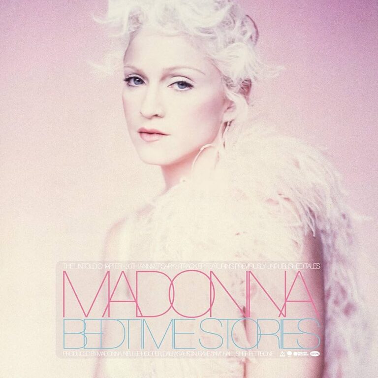 Helles, pastellfarbenes Porträt von Madonna mit blassem Make up, weißem Federaccessoire und weichem Licht, das eine verträumte und fragile Atmosphäre erzeugt.