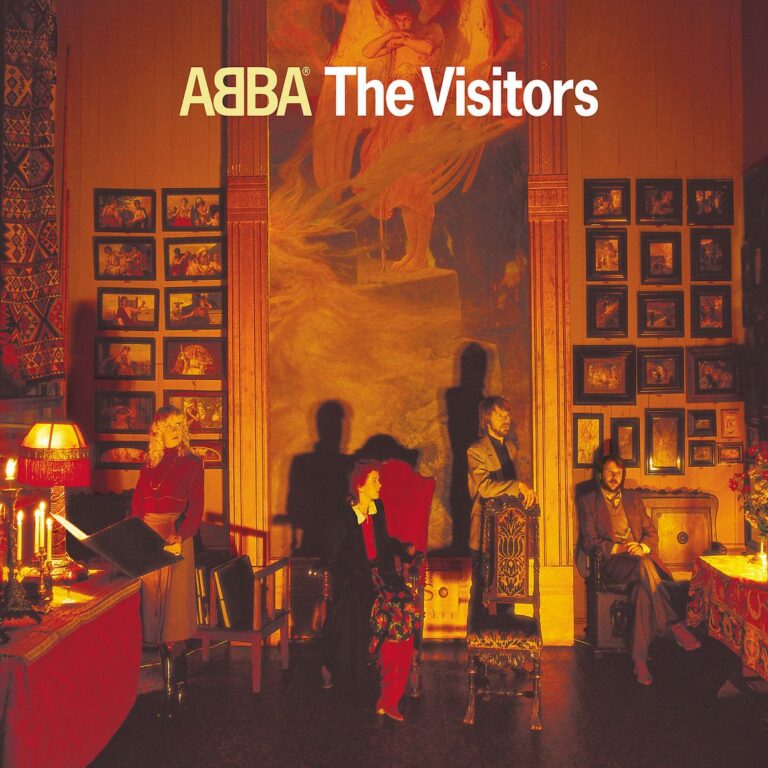 Vier Mitglieder von ABBA stehen in einem dunklen Atelier vor einem monumentalen Gemälde eines Engels, getrennt voneinander positioniert, in warmem, dramatischem Licht mit langen Schatten.