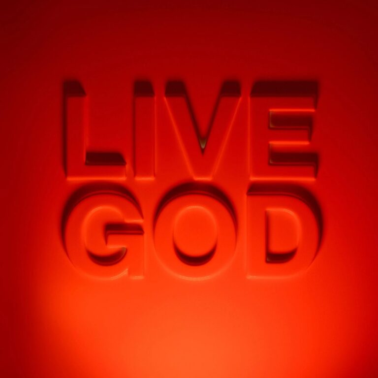 Rotes Albumcover mit plastisch hervortretender Schrift „LIVE GOD“, stark beleuchtet, monochrom, monumental und intensiv.