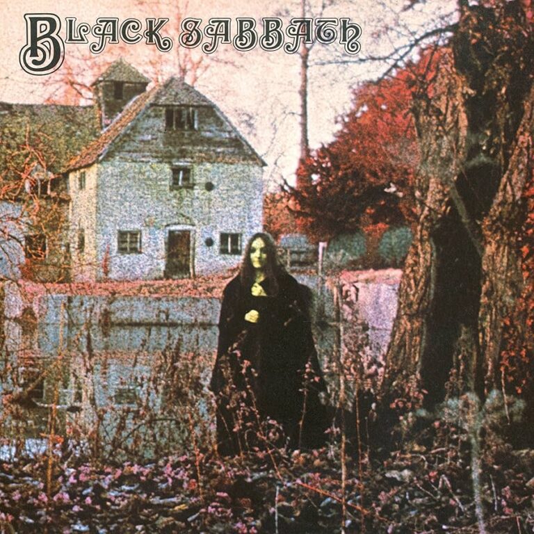 Albumcover von „Black Sabbath“ 1970: eine in Schwarz gehüllte Gestalt steht vor einer alten Wassermühle in herbstlicher Landschaft, düster und unbewegt.