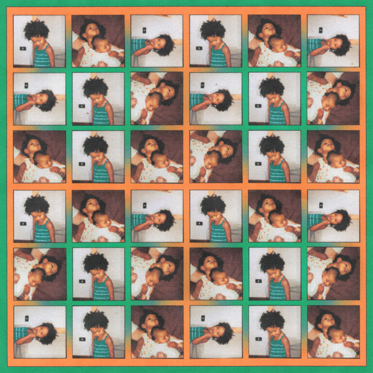 Raster aus wiederholten analogen Kinderfotografien in warmen Orange und kühlen Grünflächen, seriell angeordnet, leicht körnige Textur, Erinnerung als visuelles Muster.