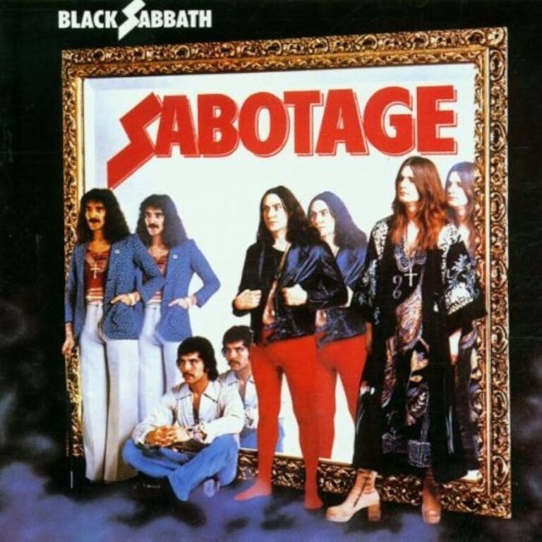 Albumcover „Sabotage“ von Black Sabbath mit Spiegelmotiv, Bandfoto in auffälligen Outfits, rotem Schriftzug und ornamentalem Rahmen.