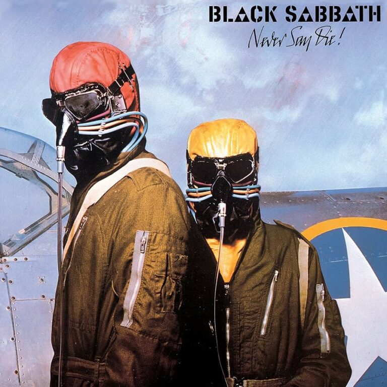 Zwei Personen in braunen Fliegeranzügen mit Helmen und Sauerstoffmasken stehen vor einem blauen Himmel; rechts ist das Leitwerk eines Flugzeugs zu sehen, darüber der Schriftzug „Black Sabbath Never Say Die!“.