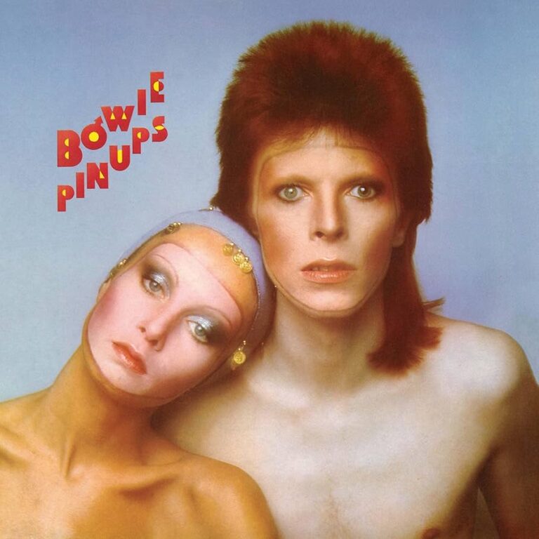 David Bowie und Twiggy auf dem Albumcover von Pin Ups, eng aneinandergeschmiegt, mit stilisiertem Make-up und ruhigem Blick vor hellem Hintergrund.