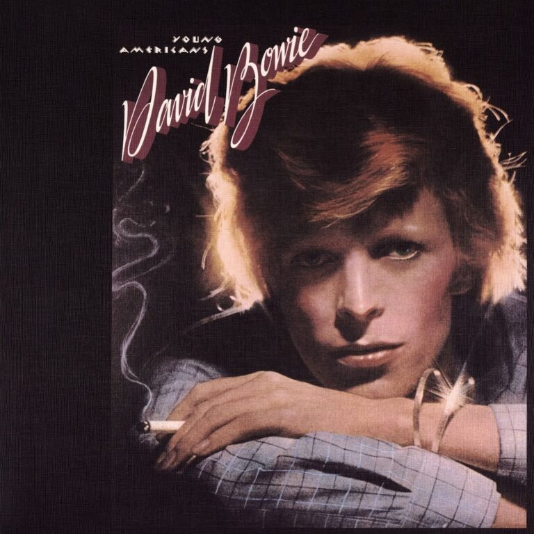 Quadratisches Albumcover von David Bowie „Young Americans“ mit rückwärts beleuchtetem Porträt, Zigarette, dunklem Hintergrund und rosafarbener Schrift.