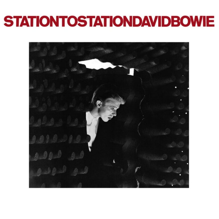 Schwarzweißes Albumcover von David Bowie mit weißem Rahmen. Bowie ist seitlich im Profil zu sehen, teilweise im Schatten, in reduzierter, kühler Bildkomposition.