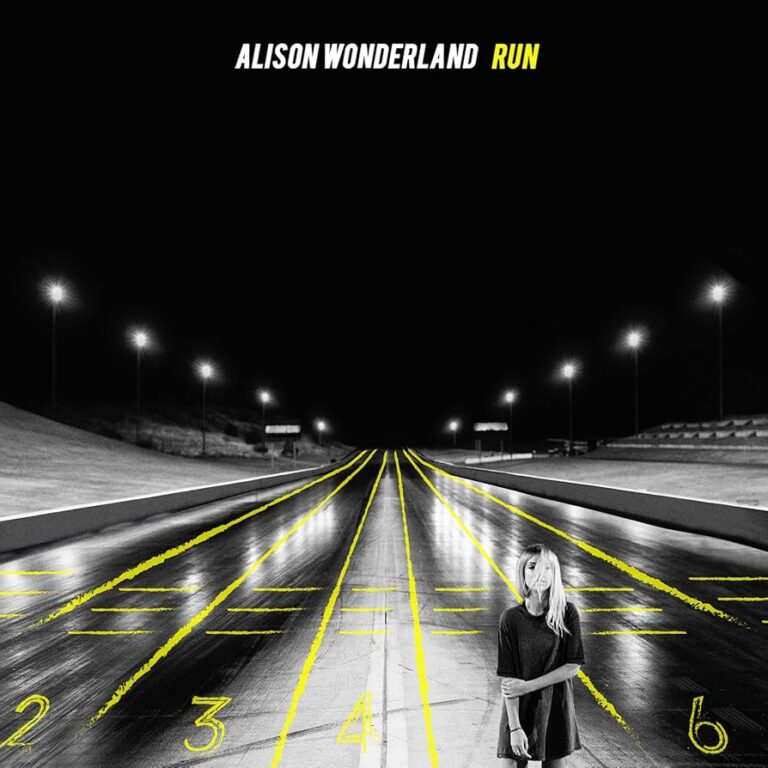 Quadratisches Albumcover in Schwarzweiß: nächtliche Straße oder Tunnelperspektive mit Laternenreihen, gelben Linien und großen gelben Zahlen auf dem Asphalt, rechts unten eine unscharfe gehende Figur.