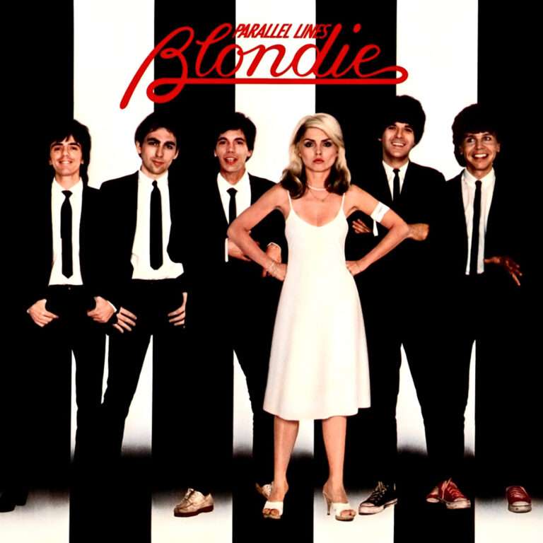 Schwarz weißes Albumcover von Blondie mit vertikalen Streifen, Debbie Harry zentral in hellem Kleid, die Band in dunklen Anzügen arrangiert vor grafischem Hintergrund.