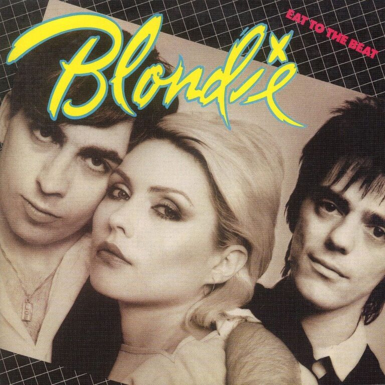 Blondie „Eat to the Beat“ Albumcover mit Debbie Harry im Vordergrund, flankiert von Bandmitgliedern, dynamische Typografie und bewegte Bildkomposition.