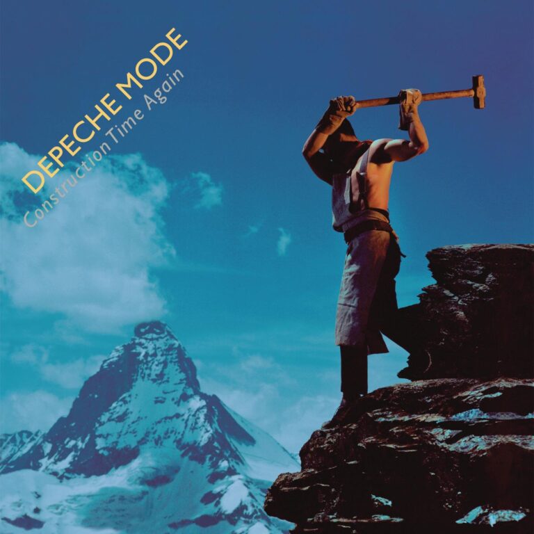 Ein Arbeiter mit erhobenem Hammer steht auf einem Felsen vor alpiner Landschaft, fotografiert in kühlem Blau. Das Motiv wirkt streng, funktional und verweist auf Arbeit, Konstruktion und Materialität.