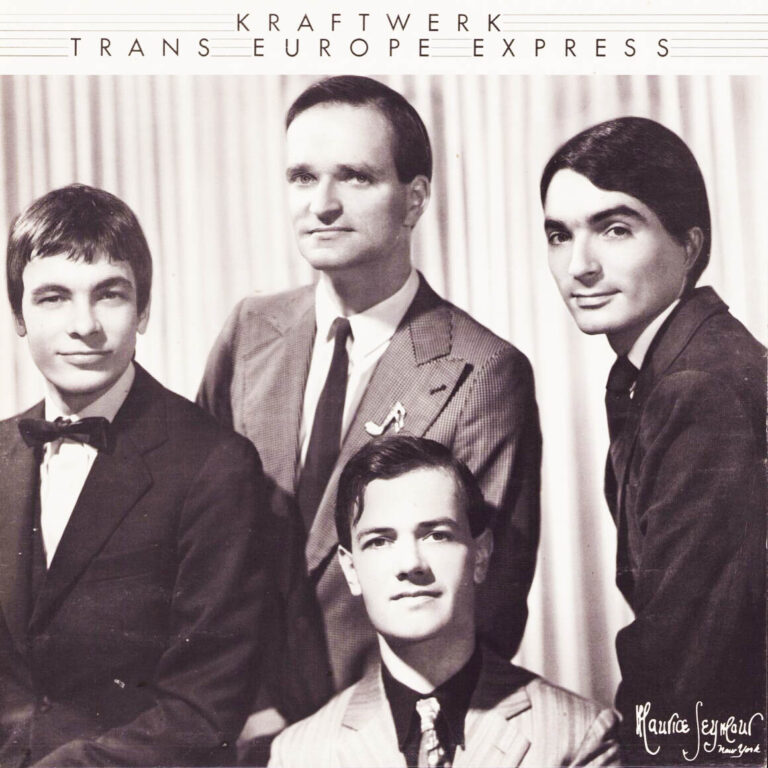 Schwarzweißes Porträt von Kraftwerk in Anzügen, streng inszeniert, mit reduziertem Schriftzug „Trans Europe Express“ über den Köpfen.