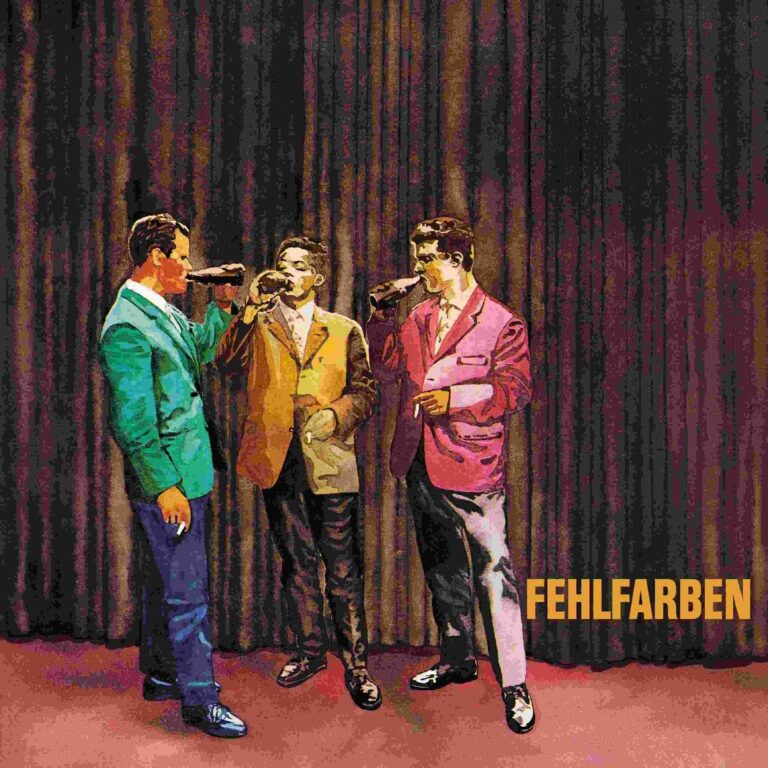 Drei Männer in farbigen Anzügen stehen vor einem dunklen Bühnenvorhang und trinken aus Flaschen, stilisierte Darstellung der Band Fehlfarben.