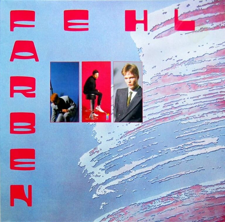 Albumcover von Fehlfarben „Glut und Asche“ mit drei Porträtfotos der Band vor abstraktem, pastellfarbenem Hintergrund aus breiten Pinselstrukturen.