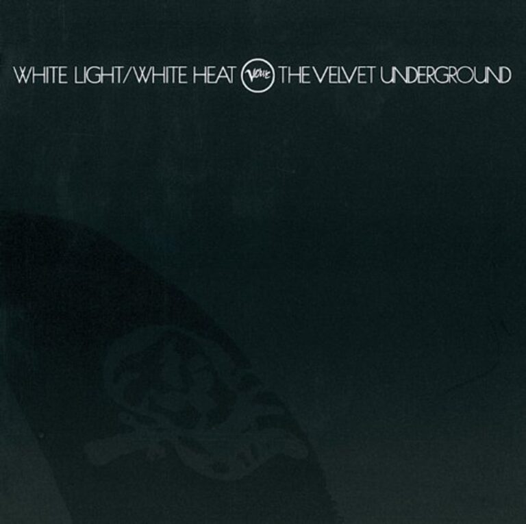 Schwarzes Albumcover mit kaum erkennbarem Totenkopf Tattoo im Hintergrund, weiße Schrift mit Albumtitel und Bandname am oberen Rand, minimalistisch und düster.