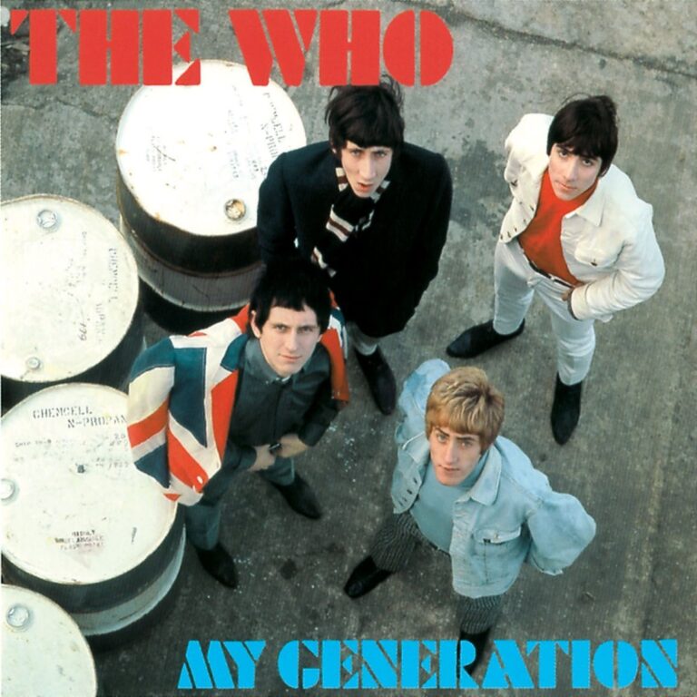 Von oben fotografiertes Bandfoto von The Who auf grauem Beton neben weißen Industrie Fässern, oben roter Schriftzug „THE WHO“, unten blauer Titel „MY GENERATION“.