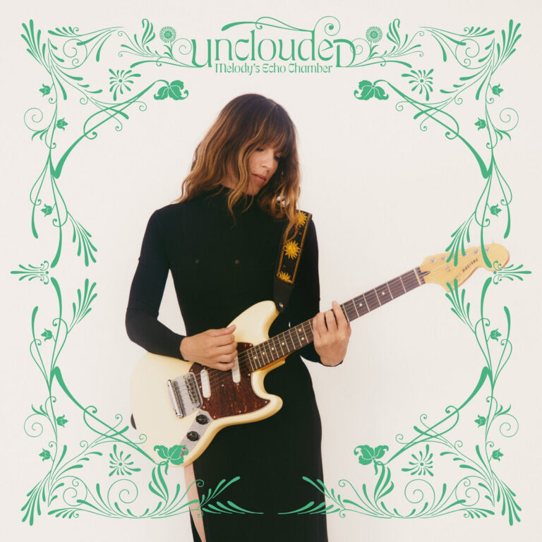 Melody Prochet steht im langen schwarzen Kleid vor hellem Hintergrund, hält eine cremefarbene E Gitarre, umrahmt von grünen floralen Ornamenten des Unclouded Albumcovers.