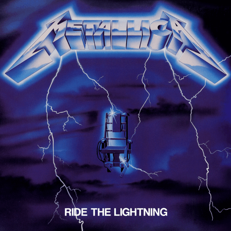 Quadratisches Albumcover mit elektrischem Stuhl im Zentrum, umgeben von blauen Blitzen vor dunklem Hintergrund, Metallica Logo oben, Titel Ride the Lightning unten.