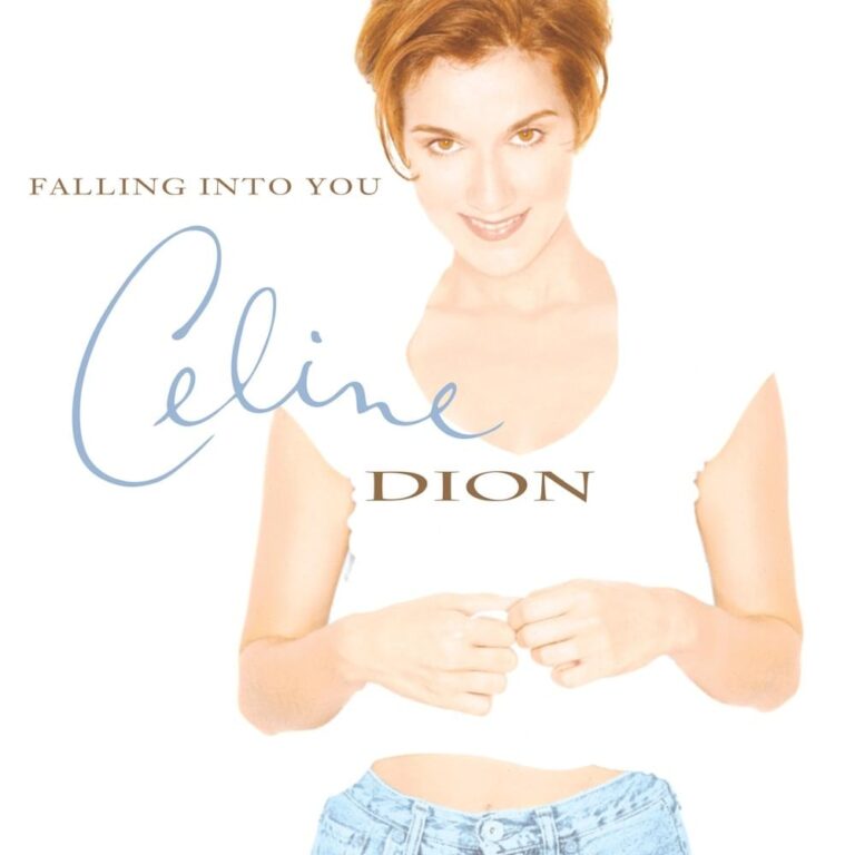 Céline Dion vor hellem Hintergrund, in weißem Top, mit ruhigem Blick und weicher Lichtführung. Das reduzierte Albumcover von „Falling into You“ betont Nähe und kontrollierte Intimität.