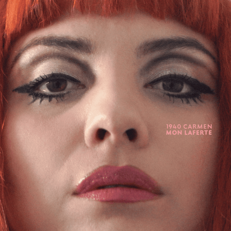 Nahaufnahme von Mon Laferte vor einem Spiegel, direkter Blick, roter Pony, ruhige Lichtstimmung, minimalistische Ästhetik.