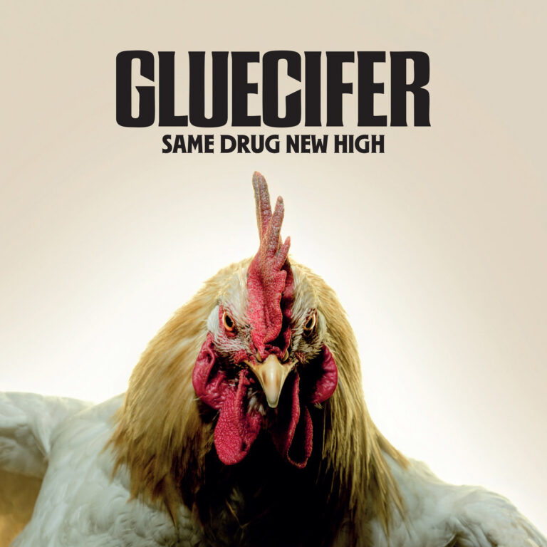Albumcover von Gluecifer mit frontal inszeniertem Hühnerkopf vor hellem Hintergrund, darüber der Schriftzug „Same Drug New High“.