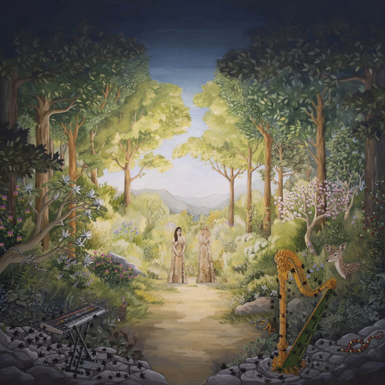 Gemaltes Albumcover mit zwei Frauen in einer idealisierten Waldlandschaft, umgeben von historischen Instrumenten, Tieren und üppiger Vegetation in gedämpften Farben.