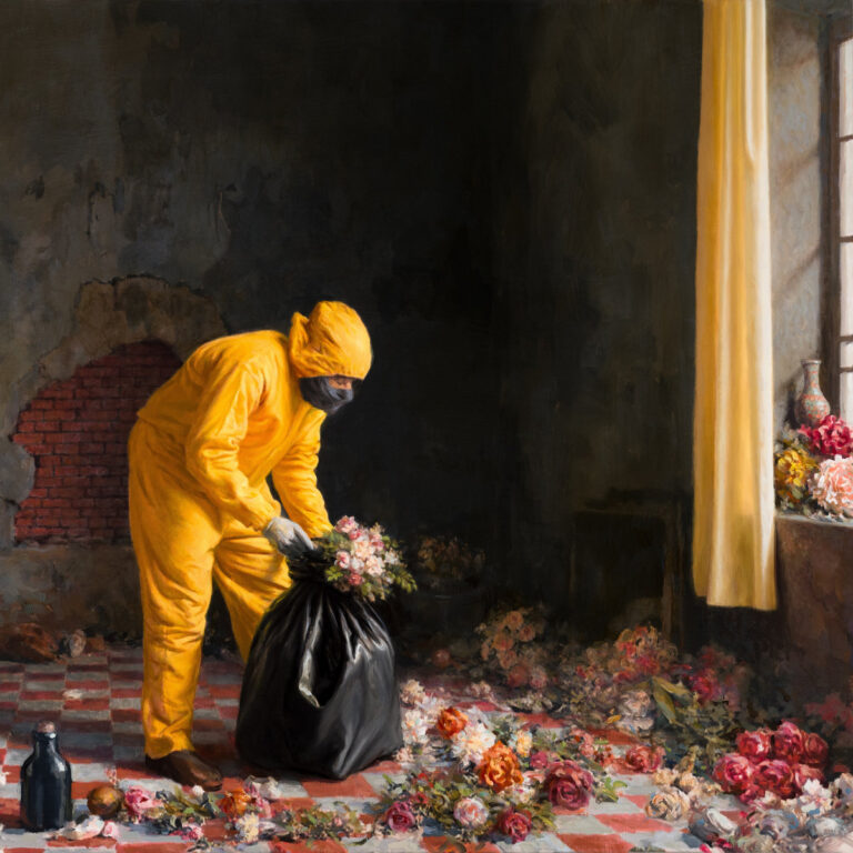 Person in gelbem Schutzanzug sammelt Blumen in einem dunklen Raum mit verstreuten Blüten und einfallendem Licht durch ein Fenster.