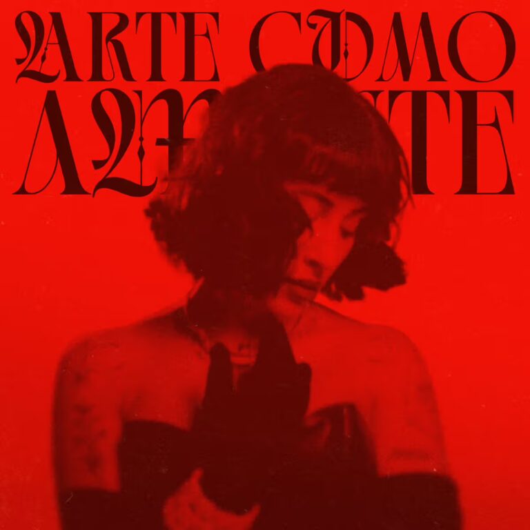 Rot getöntes Albumcover mit zentraler, leicht nach unten geneigter Figur vor typografischem Hintergrund, reduzierte Farbpalette, intensive Kontrastwirkung.