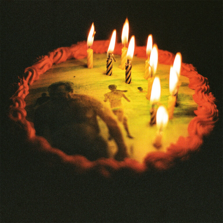 Albumcover mit brennenden Geburtstagskerzen auf einer Torte, fotografisch inszeniert.