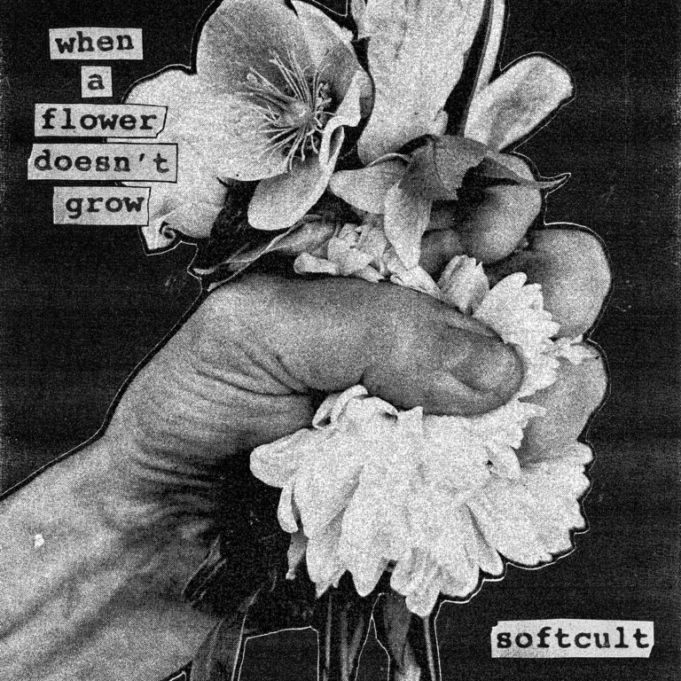 Schwarz weißes Albumcover mit grobkörniger Ästhetik, eine gepresste Hand mit Blumen, typografische Worte im Collage Stil.