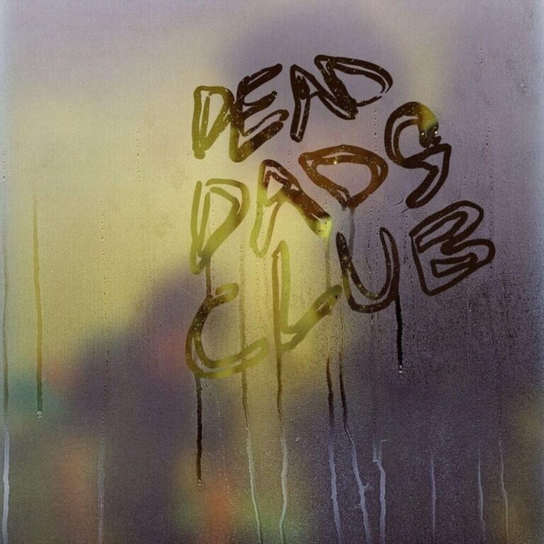 Unscharfes, pastellfarbenes Albumcover mit handschriftlichem Schriftzug „Dead Dads Club“, zurückhaltend und bewusst roh gestaltet.