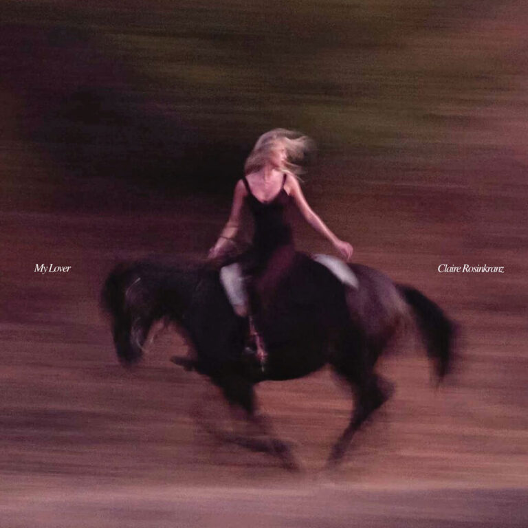 Claire Rosinkranz unscharf in Bewegung auf einem Pferd vor warm getöntem Hintergrund, Albumcover von „My Lover“.