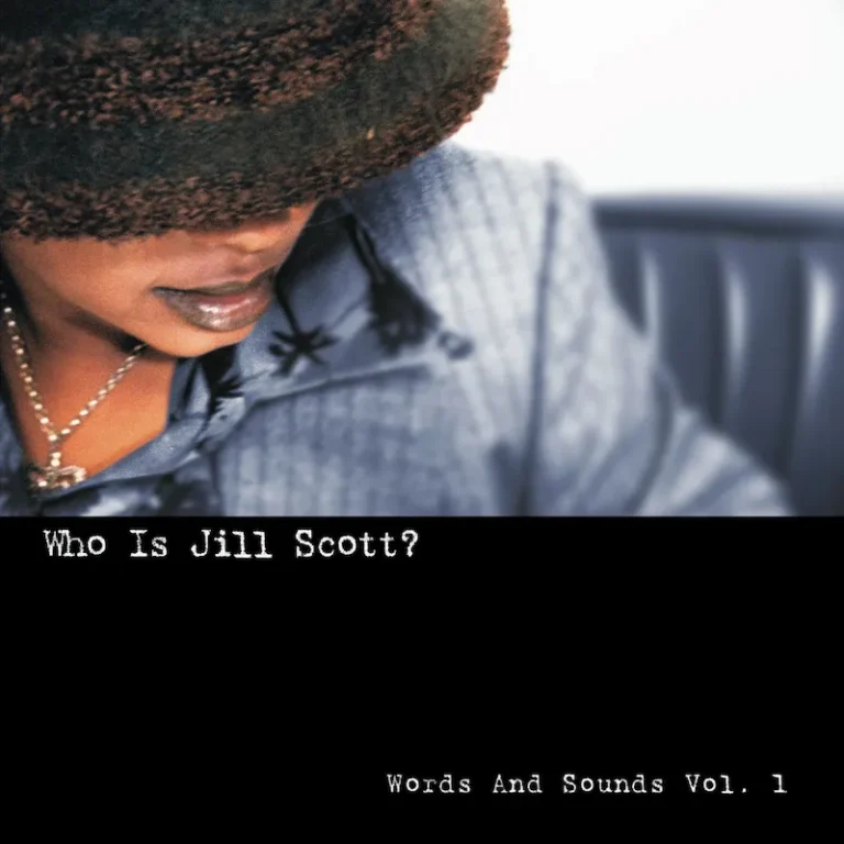 Jill Scott blickt nach unten, in ruhiger Pose, auf dem Cover von Who Is Jill Scott? Words and Sounds Vol. 1.