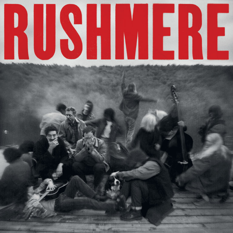 Schwarzweißes Foto einer unscharfen, bewegten Menschengruppe, darüber groß der rote Schriftzug „RUSHMERE“.
