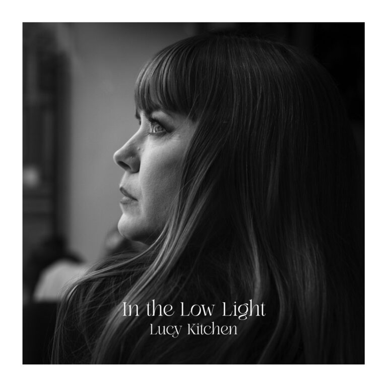 Schwarzweißes Porträt von Lucy Kitchen im Profil mit nach unten gesetztem Albumtitel In the Low Light.