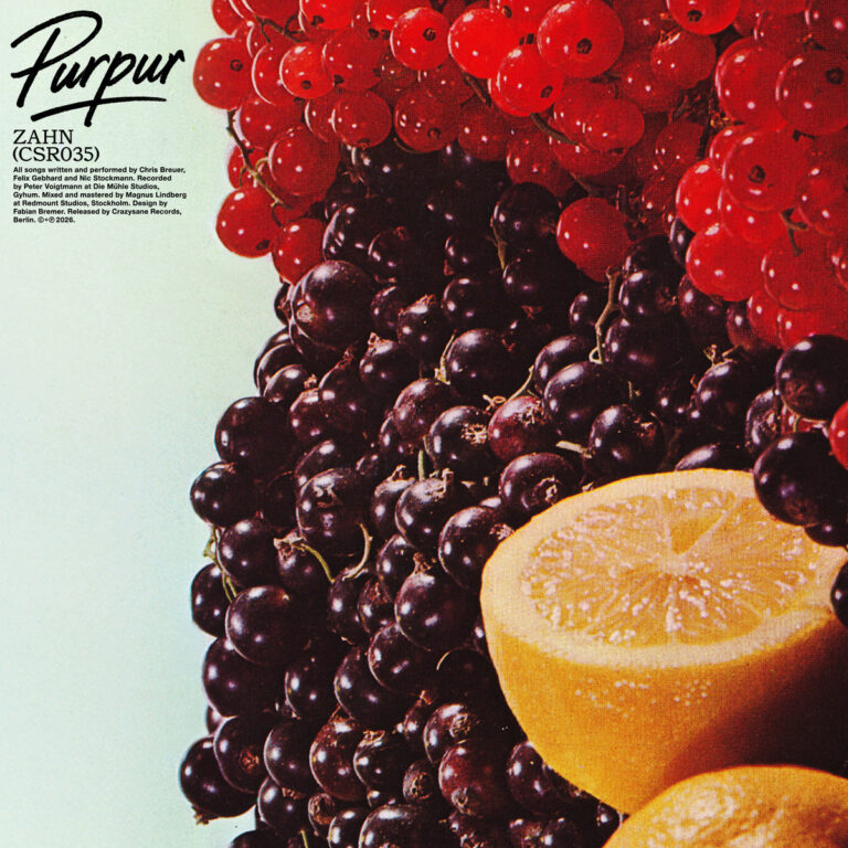 Nahaufnahme von roten Johannisbeeren, dunklen Trauben und einer halbierten Zitrone vor hellem Hintergrund, typografischer Schriftzug „Purpur“.