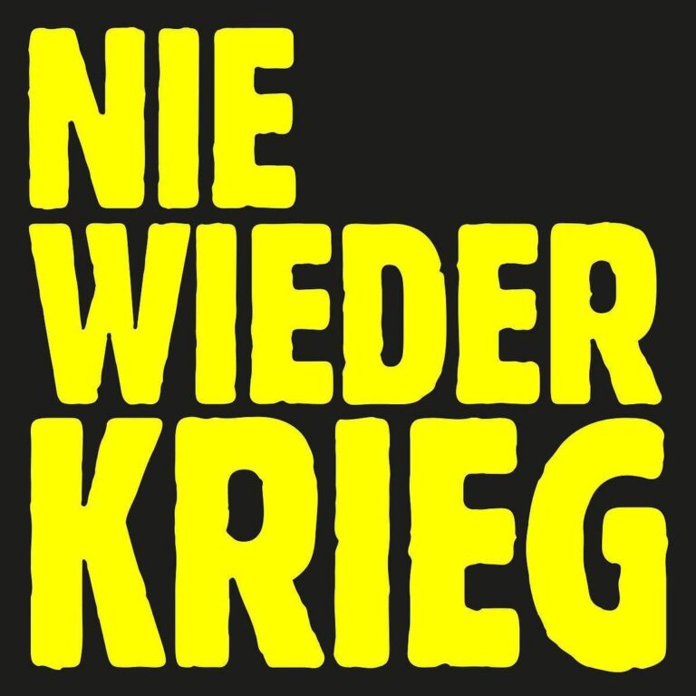 Grafisches Albumcover mit dem Titel Nie wieder Krieg in fetten, gelben Großbuchstaben auf tiefschwarzem Hintergrund.