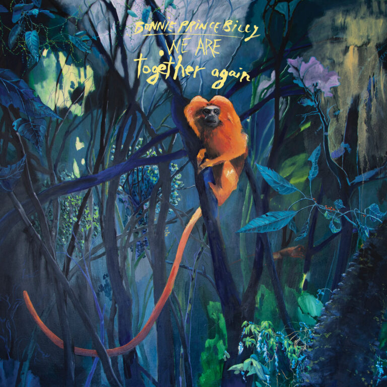 Nahaufnahme eines leuchtend orangefarbenen Löwenäffchens in einem dichten, dunkelblau sowie grün schattierten Wald unter dem handgeschriebenen Albumtitel.