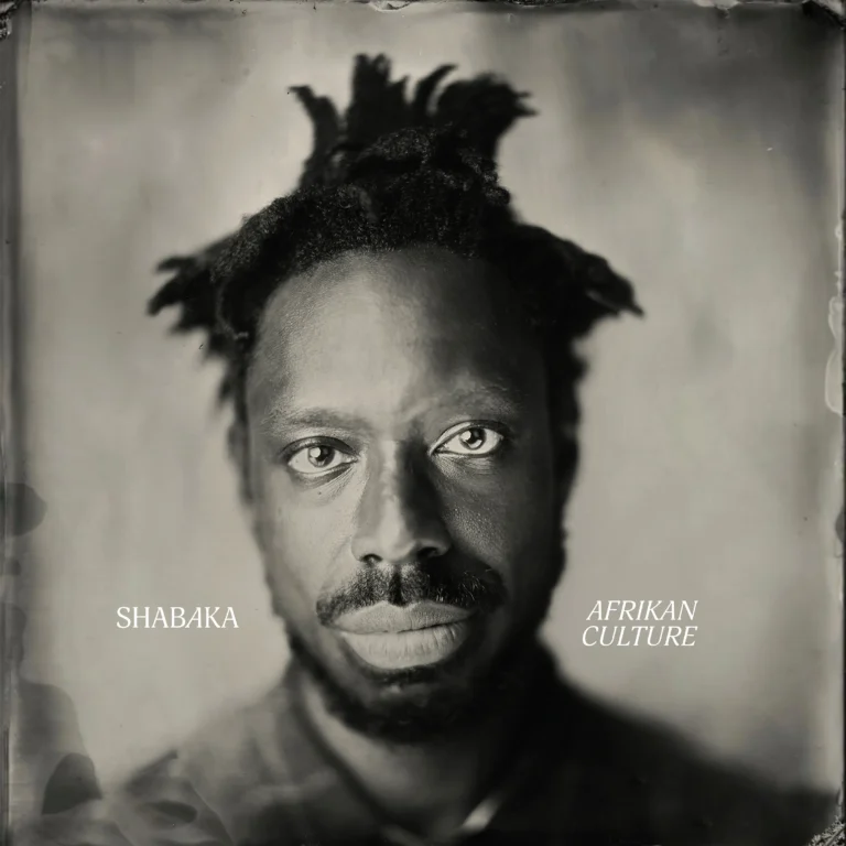 Ein kontrastreiches Schwarz-weiß-Portrait von Shabaka Hutchings in historischer Tintype-Optik, dessen intensiver Blick die musikalische Intimität des Albums visuell herausfordert.