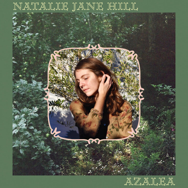 Beitragsbild zum Album Azalea von Natalie Jane Hill, welches die Künstlerin in einem ornamentalen Rahmen vor einer Kulisse aus dichtem Blattwerk zeigt.