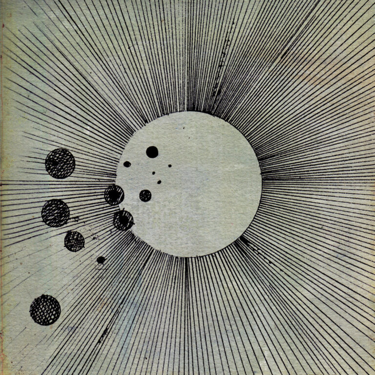 Das Albumcover zeigt eine minimalistische, schwarz-weiße Tuschezeichnung auf beige-grauem, texturiertem Papier. Ein großer, heller Kreis im Zentrum wird von zahlreichen feinen, schwarzen Linien umrahmt, die wie Sonnenstrahlen oder eine Explosion nach außen verlaufen. Links neben dem Zentrum schweben mehrere dunkle, teils schraffierte Kreise unterschiedlicher Größe, die an Planeten erinnern und die strenge Symmetrie der Strahlen durchbrechen.