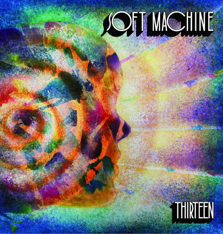 Ein abstraktes, in kräftigen Regenbogenfarben gehaltenes Profil eines menschlichen Kopfes vor einem gelb-blauen Hintergrund mit strahlenförmigen Lichteffekten. Oben rechts steht der Schriftzug Soft Machine, unten rechts der Titel Thirteen.