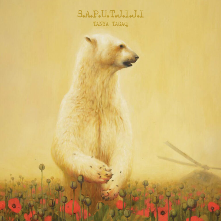 Das Bild zeigt eine künstlerische Malerei eines aufrecht stehenden Eisbären in einem Feld aus roten Mohnblumen unter einem gelblichen Himmel. Im Hintergrund ist die schemenhafte Silhouette eines Hubschraubers zu erkennen, während über dem Bären die Schriftzüge S.A.P.U.T.J.I.J.I. und TANYA TAGAQ stehen.