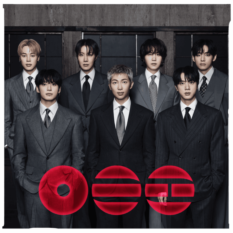 Ein quadratisches Beitragsbild zeigt die sieben Mitglieder der K-Pop-Gruppe BTS in einer zweireihigen Formation. Alle tragen dunkle, klassische Anzüge mit Krawatten und blicken mit ernstem, fokussiertem Ausdruck direkt in die Kamera. Im unteren Drittel liegen drei leuchtend rote, kreisförmige Symbole, die an modern interpretierte koreanische Schriftzeichen erinnern. Der Hintergrund ist schlicht und dunkel gehalten, was die geschlossene Präsenz der Gruppe betont.