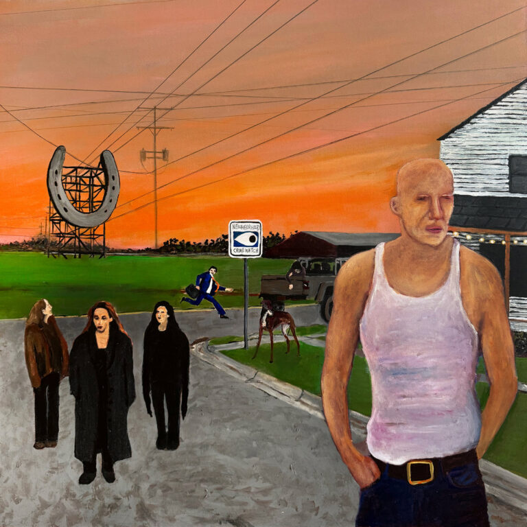 Ein expressionistisches Gemälde einer amerikanischen Vorstadtstraße bei intensivem orangefarbenem Sonnenuntergang. Im Vordergrund steht ein kräftiger, kahlköpfiger Mann in einem weißen Unterhemd und dunkler Jeans. Links im Mittelgrund stehen drei Frauen in dunkler Kleidung, während im Hintergrund eine Person im Anzug rennt und eine andere aus einem Pickup-Truck steigt. Ein großes Hufeisen auf einem Gerüst und ein „Neighborhood Crime Watch“-Schild dominieren die linke Bildhälfte unter einem Netz aus Stromleitungen.