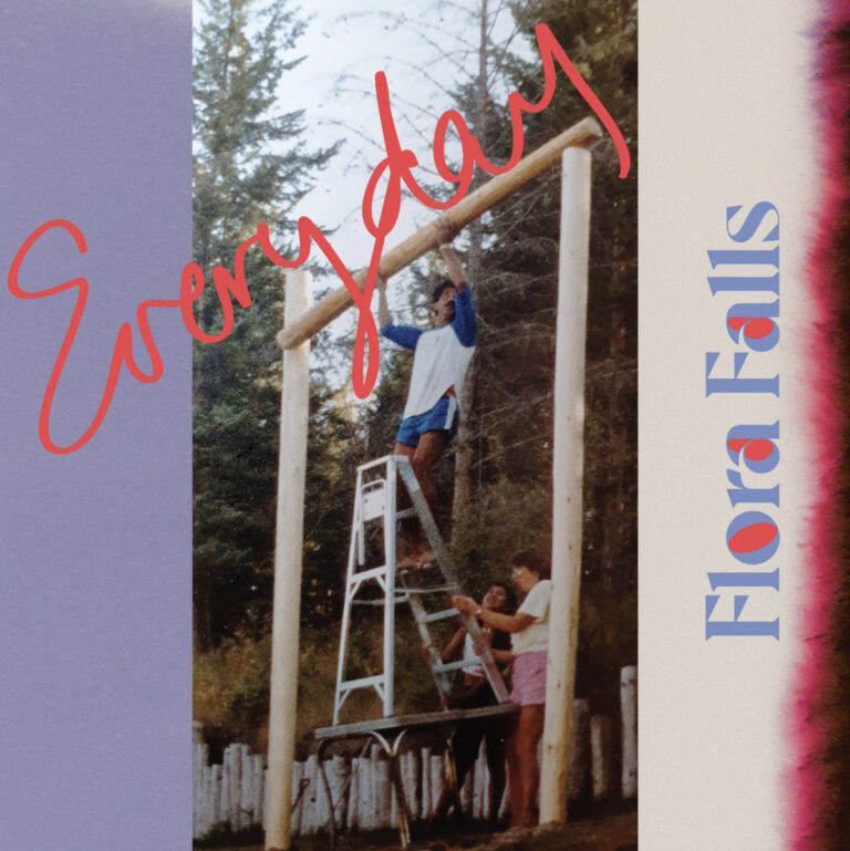 Das quadratische Albumcover zeigt im Zentrum ein verwaschenes Farbfoto von drei Personen im Freien, die an einem Holzgerüst arbeiten. Links ist eine fliederfarbene Fläche, rechts eine beige Fläche mit dem blau geschriebenen Bandnamen Flora Falls. Über das zentrale Bild ist der Titel Everyday in roter Schreibschrift gelegt.