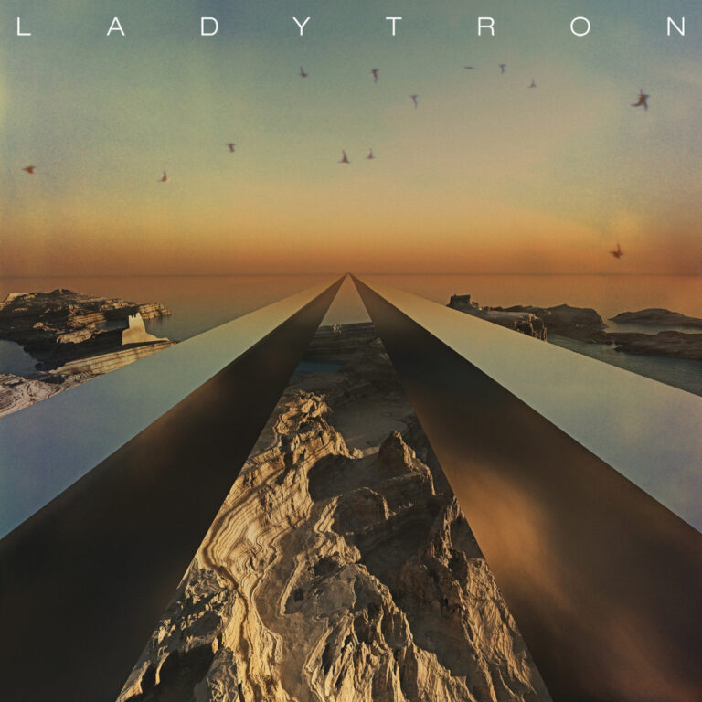 Das Albumcover zeigt eine surreale Landschaft unter einem dämmrigen Himmel mit Vögeln. Zwei massive, spiegelnde Metallbänder verlaufen von den unteren Ecken perspektivisch steil auf einen fernen Fluchtpunkt am Horizont zu und teilen das Bild in ein geometrisches Zentrum und felsige Küstenabschnitte an den Seiten.